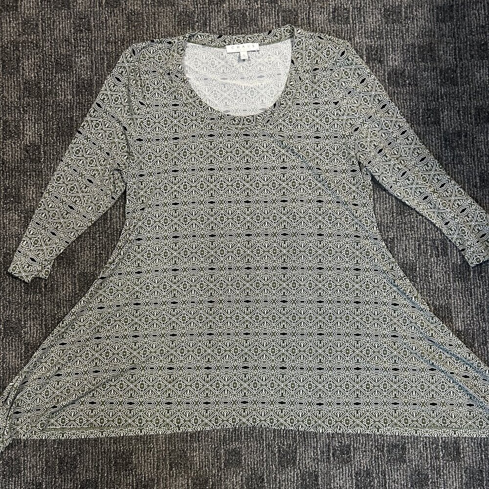 Chaus short sleeve olive green/black pattern shark bite flowy pointed hem L